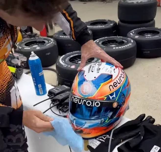 로만 그로장이 레이싱 훈련 중 새와 충돌하는 사고를 겪은 뒤 자신의 헬멧을 닦고 있다. /사진=더선 갈무리