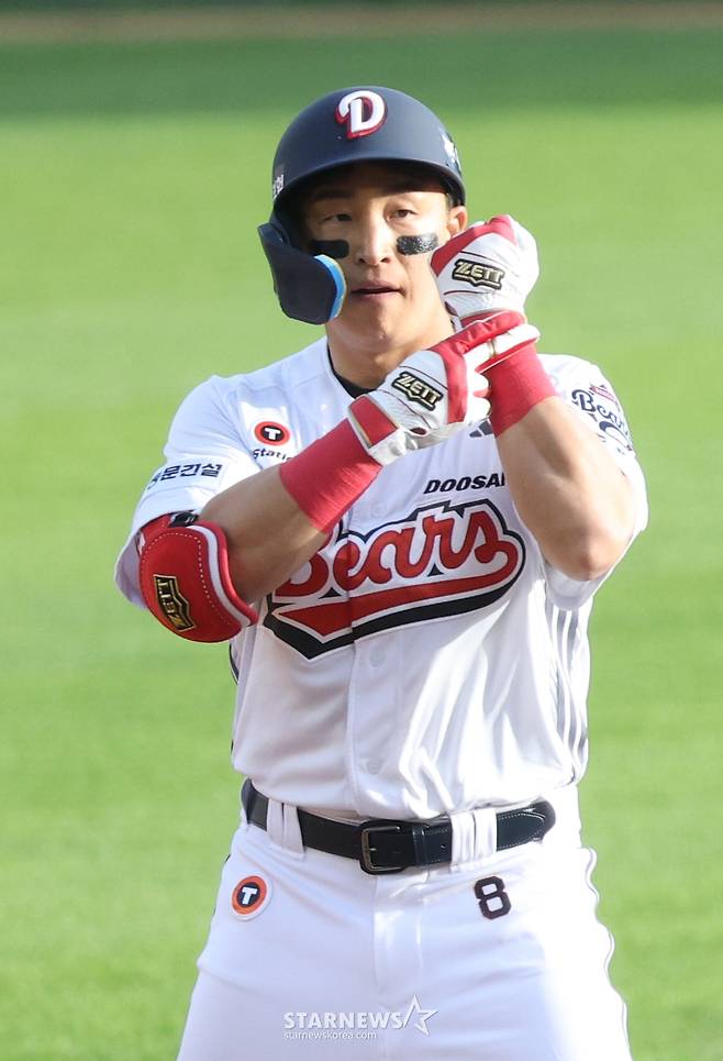 2026 신한 SOL KBO리그 두산 베어스 대 KIA 타이거즈 경기가 18일 서울 잠실야구장에서 열렸다.  두산 손아섭이 3회말 무사에서 좌월 2루타를 날리고 출루한 후 세리머니를 하고 있다. /사진=김진경 대기자
