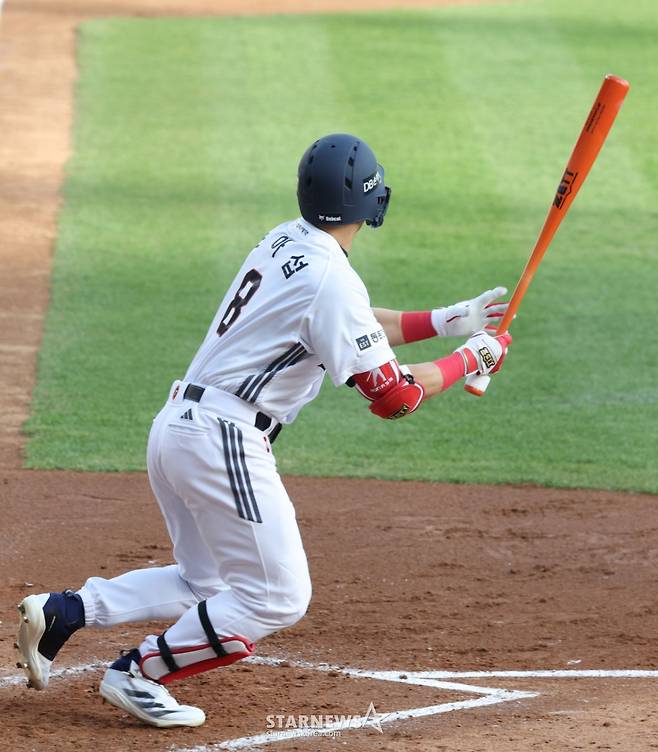 2026 신한 SOL KBO리그 두산 베어스 대 KIA 타이거즈 경기가 18일 서울 잠실야구장에서 열렸다.  두산 손아섭이 3회말 무사에서 좌월 2루타를 날리고 있다. /사진=김진경 대기자