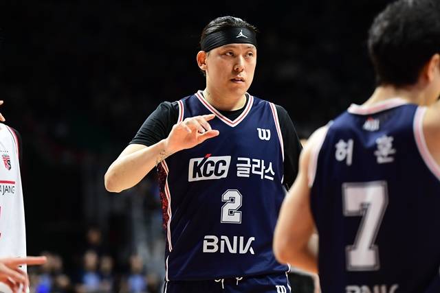 경기에 집중하는 부산 KCC 최준용(왼쪽). /사진=KBL 제공