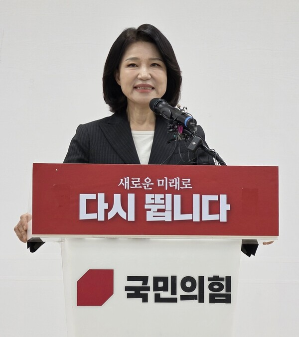 이진숙 전 방송통신위원장이 지난 25일 국민의힘 대구시당 당사에서 기자회견을 갖고 대구시장 선거 불출마를 선언하고 있다. 연합뉴스