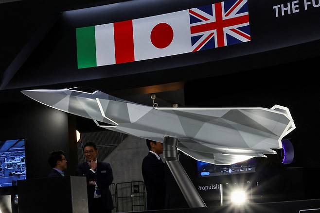 2025년 5월 21일 일본 지바 마쿠하리 멧세에서 열린 일본 국제 방산·안보 장비 전시회(DSEI Japan)에 ‘글로벌 전투기 프로그램(GCAP)’의 차세대 전투기 콘셉트 모델이 전시돼 있다. 로이터연합뉴스