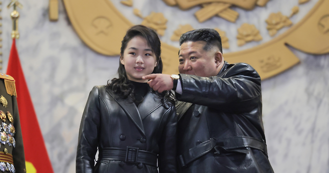 지난 2월 26일 조선중앙통신은 북한 노동당 제9차 대회기념 열병식이 전날 밤 평양 김일성광장에서 열렸다고 보도했다. 사진은 김정은 북한 국무위원장과 딸 주애가 열병식을 보고 있는 모습. 조선중앙통신·연합뉴스