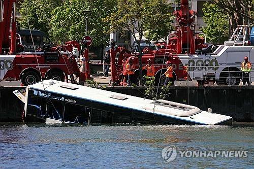 센강에 빠진 프랑스 시내버스 [AFP 연합뉴스 자료사진. 재판매 및 DB 금지]
