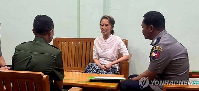 5년 만에 공개된 아웅산 수치 미얀마 국가고문의 모습 (네피도 EPA=연합뉴스) 미얀마 정부가 30일(현지시간) 공개한 아웅산 수치 국가고문의 사진. 2021년 2월 군사 쿠데타로 붙잡힌 뒤 5년여 동안 수감 생활을 해온 그의 모습이 공개된 것은 2021년 5월 법정에서 재판을 받는 사진 이후 거의 5년 만이다.