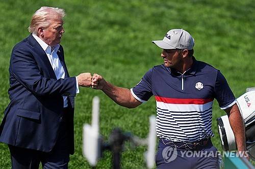 라이더컵 대회에서 인사하는 트럼프 대통령과 브라이슨 디섐보 [AP 연합뉴스 자료사진. 재판매 및 DB 금지]