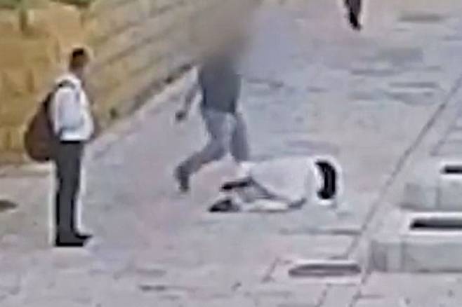 예루살렘 시온산 인근에서 프랑스 수녀를 폭행하는 남성 [소셜미디어 엑스 캡처. 재판매 및 DB 금지]