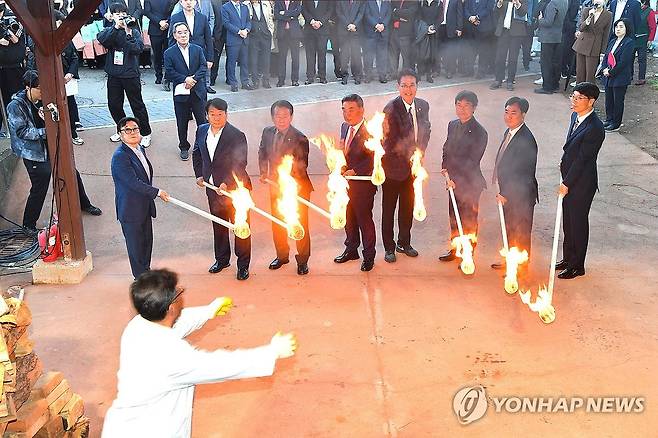 울산옹기축제 개막…옹기가마 점화 (울산=연합뉴스) 지난해 5월 울산 울주군 온양읍 외고산 옹기마을 일대에서 '2025 울산옹기축제'가 열린 가운데 김두겸 울산시장, 이순걸 울주군수, 최길영 군의장, 천창수 교육감, 옹기장인 등이 개막을 축하하며 옹기가마에 불을 붙이는 모습. 2025.5.4 [울주군 제공. 재판매 및 DB 금지] young@yna.co.kr