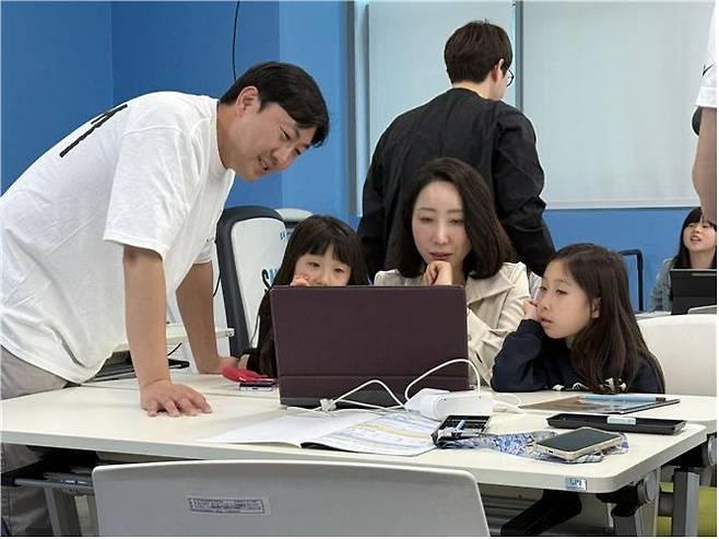 (서울=연합뉴스) 시범 운영한 'AI 동화 만들기' 체험 프로그램에 가족 단위 시민이 참여하고 있다. [서울시 제공. 재판매 및 DB 금지]