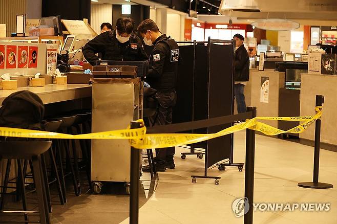 대전 백화점서 발생한 흉기 난동 (대전=연합뉴스) 강수환 기자 = 30일 저녁 대전 서구 한 백화점 식당가에서 흉기 난동이 발생해 경찰 과학수사대가 범행 현장에서 증거를 보존하고 있다. 이날 오후 5시 55분께 이 백화점 지하 2층에서 20대 여성에게 흉기를 휘두른 40대 남성이 살인미수 혐의로 현행범 체포됐다. 피해 여성은 다쳐서 병원으로 이송됐으나 생명에 지장은 없는 것으로 전해졌다. 두 사람은 백화점 입점 점포 직원으로 경찰은 자세한 범행 경위를 조사하고 있다. 2026.4.30 swan@yna.co.kr