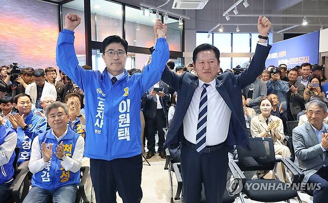 승리 다짐하는 정청래 대표와 이원택 후보 (전주=연합뉴스) 김동철 기자 = 더불어민주당 정청래 대표(오른쪽)와 이원택 전북지사 후보가 1일 전북 전주시 중화산동 이 지사 후보 선거사무소 개소식에서 손을 맞잡고 승리를 다짐하고 있다. 2026.5.1 sollenso@yna.co.kr