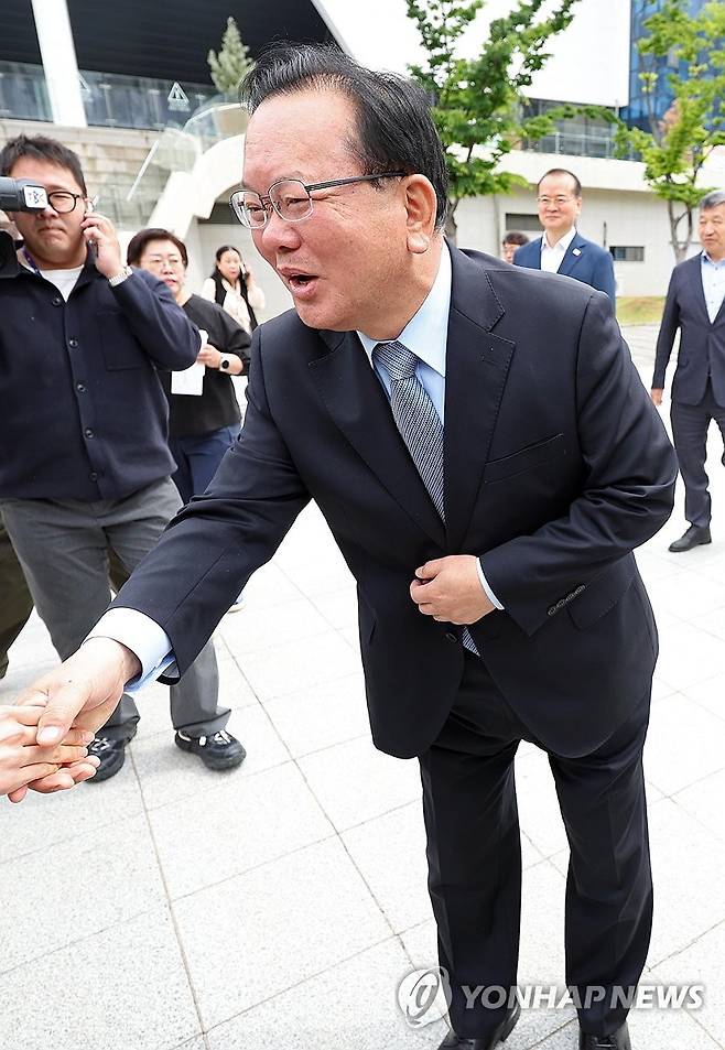노동절 행사 찾은 김부겸 (대구=연합뉴스) 김현태 기자 = 1일 대구 북구 대구복합스포츠타운 시민체육관에서 열린 한국노총 노동절 기념대회에서 더불어민주당 김부겸 대구시장 예비후보가 행사 참석자들과 인사하고 있다. 2026.5.1 mtkht@yna.co.kr