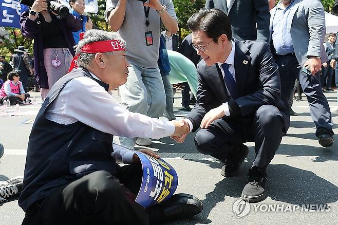 인사 나누는 정원오 서울시장 후보-김동명 한국노총 위원장 (서울=연합뉴스) 임화영 기자 = 더불어민주당 정원오 서울시장 후보가 1일 서울 여의도 국회 인근에서 열린 한국노총 전국노동자대회에 참석해 김동명 위원장과 인사하고 있다. 2026.5.1 hwayoung7@yna.co.kr