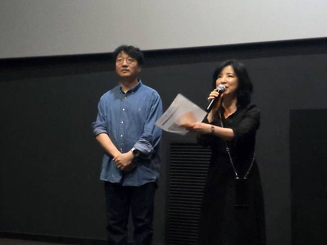 김경옥 대전사랑메세나 부대표(사진 오른쪽)가 김진혁 대전사랑메세나 대표(사진 왼쪽)를 소개하고 있다.     사진=한성일 기자