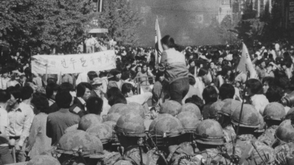 광주 민주화운동이 벌어졌던 1980년 5월, 시민들이 계엄군들과 대치하고 있다. 당시 시위현장에서 촬영된 것으로 보이는 이 영상은 정확한 시간과 장소는 확인하기 어렵지만, 급박했던 광주의 상황을 생생하게 보여주고 있다. 5·18 기록관 제공