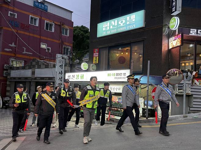울릉경찰서와 동해해경 울릉파출소, 저동자율방범대원들이 민·경 합동 치안 활동을 벌이고 있다. /울릉경찰서 제공