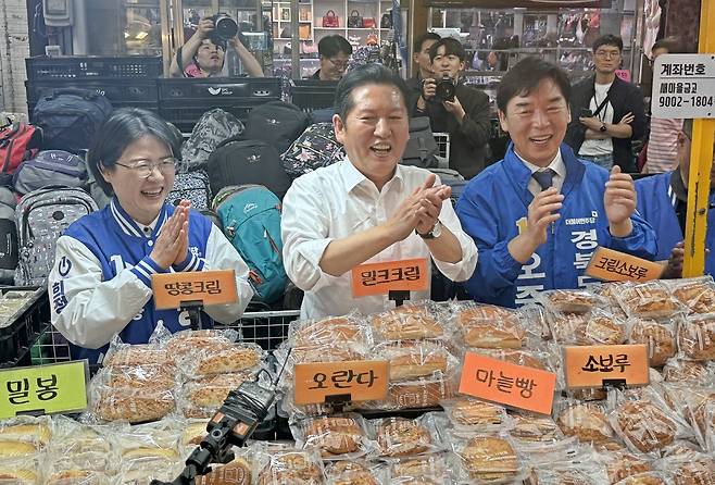 2일 경북지역 후보 지원에 나선 정청래 더불어민주당 대표(중간)가 오중기 경북도지사 후보(오른쪽), 박희정 포항시장 후보와 함께 죽도시장 과자 점포를 찾아 상인들과 의견을 나누고 있다. /김보규기자