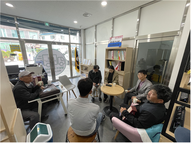 김수연 책임멘토가 진행한 문경·단양·영주 벤치마킹에는 화동면과 남원동 마을연구원들이 참여하여 문경생태미로공원, 단양구경시장, 영주 솔향기마을 등을 탐방했다. 문경중앙시장 상인회 방문 장면.
