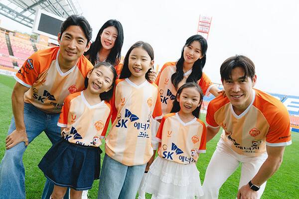 제주SK 정운(사진 왼쪽 첫번째), 이창민(사진 오른쪽)과 그의 가족들이 티니핑 유니폼을 입고 기념촬영을 하고 있다 (사진=제주SK FC)