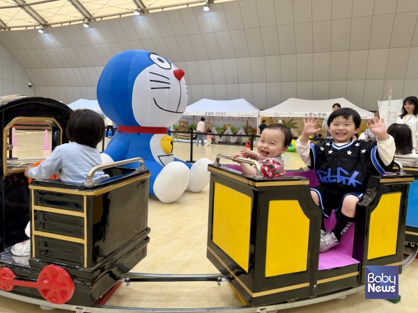 칙칙폭폭 레일기차 타고 활짝 웃GO.&nbsp;ⓒ강남구육아종합지원센터
