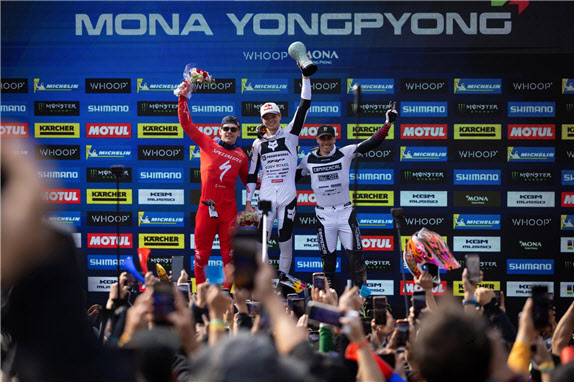 2026 평창 모나용평 UCI 다운힐(DHI) 월드컵 남자부에서 시상대에 오른 선수들. 왼쪽부터 2위 로익 브루니(프랑스), 1위 에이사 버멧(미국), 3위 아모리 피에롱(프랑스). 사진=스포츠플러스