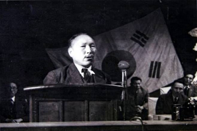 조소앙이 1948년 남북연석회의의 축사를 낭독하고 있다. (출처: Unknown author, Public domain, via Wikimedia Commons)