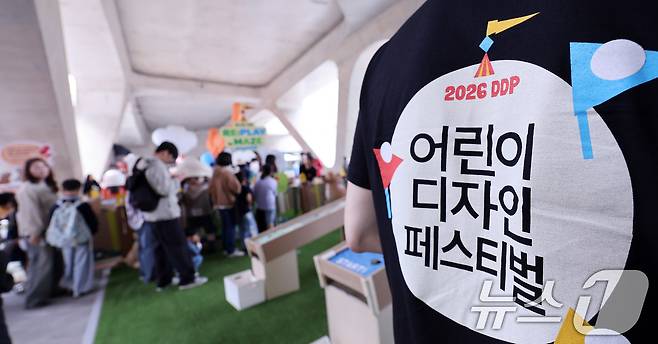 2일 서울 중구 동대문디자인플라자(DDP) 야외 공간에서 열린 'DDP 어린이 디자인 페스티벌'이 어린이들과 함께 나들이 나온 가족들로 북적이고 있다. 2026.5.2 ⓒ 뉴스1 박지혜 기자