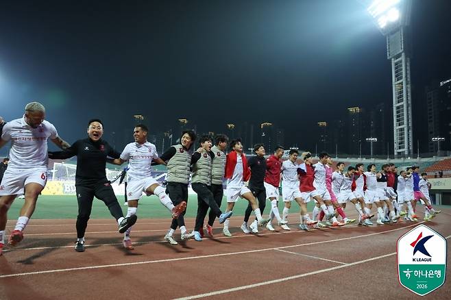 승리 후 기뻐하는 부천 선수단(한국프로축구연맹 제공)