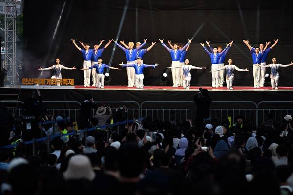 안산국제거리극축제에서 동춘서커스단의 개막공연이 진행중이다/사진=안산시