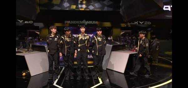 2일 서울 종로구 치지직 롤파크에서 열린 '2026 리그 오브 레전드 챔피언스 코리아(LCK)' 정규 시즌 1라운드 경기 3세트에서 젠지가 디플러스 기아를 세트 스코어 2대1로 제압했다. (GEN & DK =2:1). /사진=네이버 치지직 라이브영상 캡처