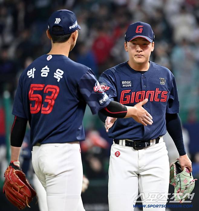 '나이스 캐치였어!' 박승욱의 환영을 받는 최준용