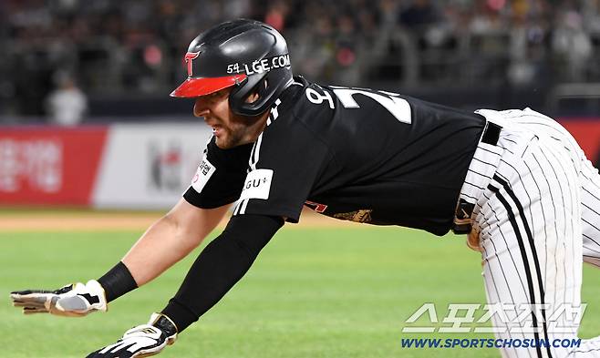 30일 수원KT위즈파크에서 열린 KT와 LG의 경기. 8회초 무사 2,3루 LG 문보경 안타 �� 홈으로 향하던 오스틴이 넘어지는 바람에 태그 당하고 있다. 수원=박재만 기자 pjm@sportschosun.com/2026.04.30/