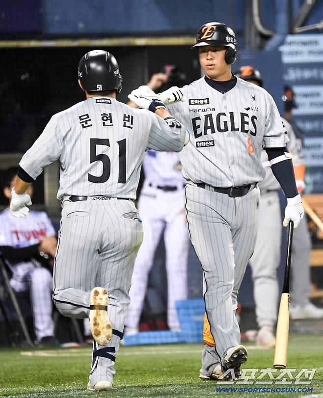 23일 잠실구장에서 열린 LG와 한화의 경기. 5회초 2사 한화 노시환이 솔로포를 터뜨린 문현빈을 반기고 있다. 잠실=박재만 기자 pjm@sportschosun.com/2026.04.23/