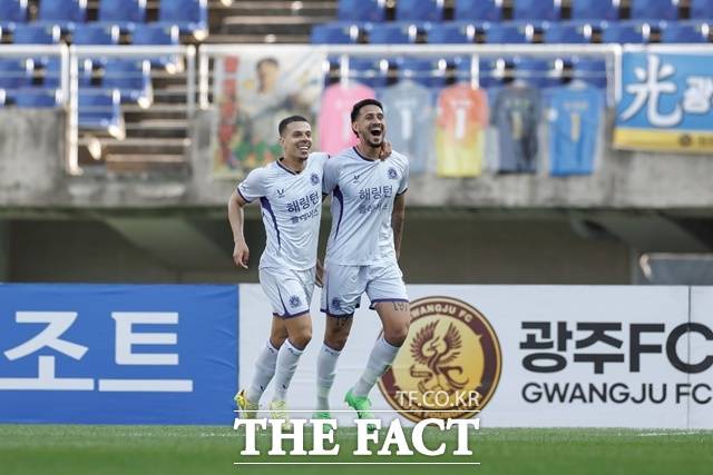 득점력이 폭발하면서 연승을 벼르는 안양 선수들./K리그
