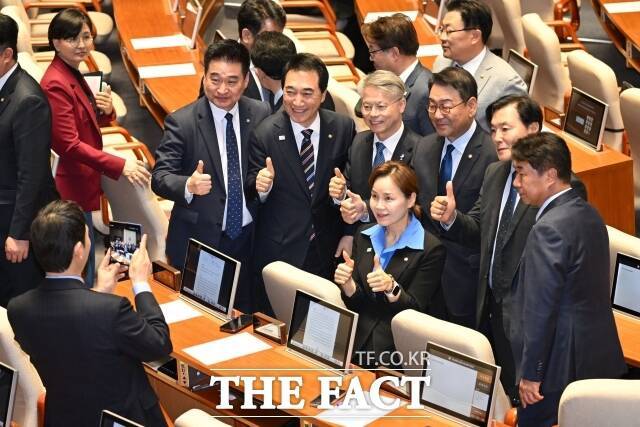 박수현 더불어민주당 충남지사 후보가 지난달 28일 오후 서울 여의도 국회에서 열린 제434회 임시회 제8차 본회의에서 동료 의원들과 기념촬영을 하고 있다. /남용희 기자