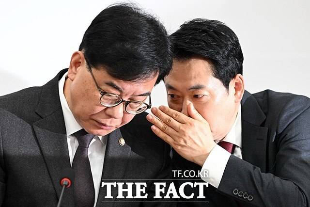 장동혁 국민의힘 대표(오른쪽)와 송언석 원내대표가 지난달 20일 오전 서울 여의도 국회에서 열린 최고위원회의에서 대화를 나누고 있다. /남용희 기자