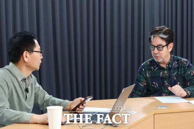 전국투어의 첫 포문을 연 이번 공연은 단순한 기념 콘서트를 넘어, 한국 대중음악사에서 한 시대를 관통한 아티스트의 현재진행형 기록이었다. 약 2시간 동안 이어진 공연은 한 편의 서사시처럼 흘러갔다. 사진은 윤수일 세종문화회관 콘서트를 앞두고 가진 <강일홍의 스페셜 인터뷰> 장면. /이상빈 기자