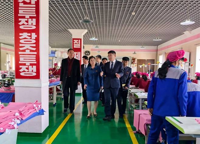 북한 공장 둘러보는 왕충룽 주북 중국대사관 공참(오른쪽 두번째). 주북 중국대사관 홈페이지 캡처