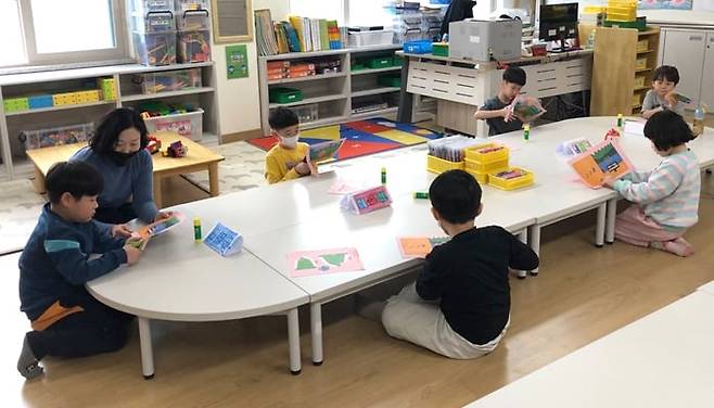 한 초등학교 돌봄교실. 5월4일 학교는 휴업하지만 저학년을 위한 돌봄 교실은 긴급 운영하는 경우가 많지만, 사실상 부모들이 아이에게 미안하고 선생님 눈치가 보여 신청을 대거 포기한다고 한다. /조선일보DB