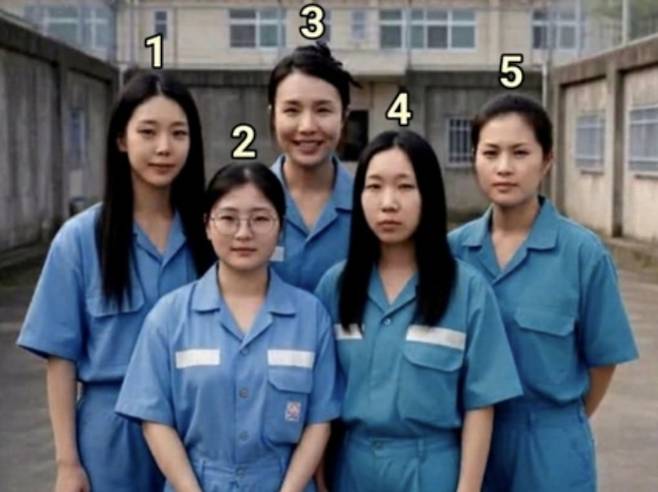 '청주 여자 교도소 5인방'이라며 온라인에 공유된 사진. /온라인 커뮤니티