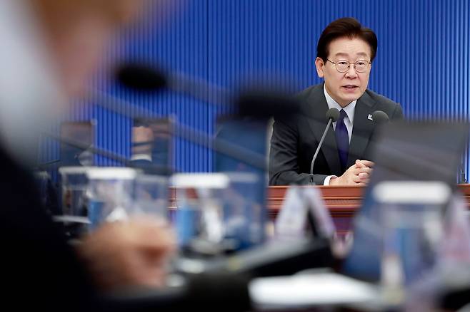 이재명 대통령이 지난 30일 청와대에서 열린 수석보좌관회의에서 발언하고 있다./뉴스1