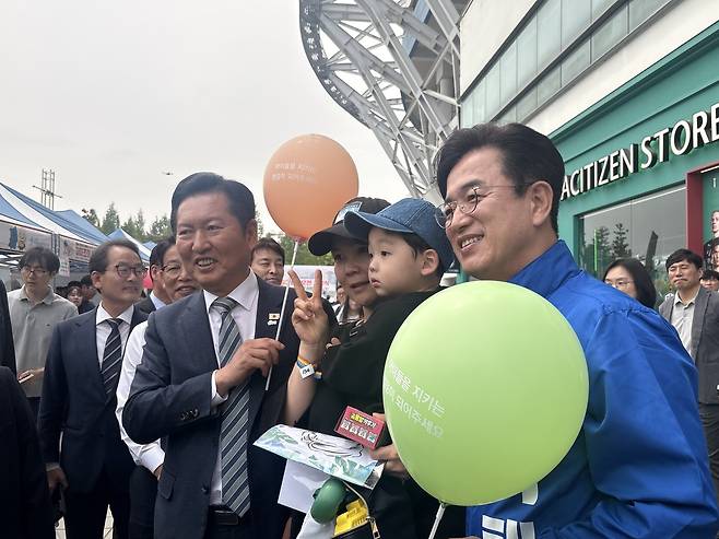 정청래(맨 왼쪽) 더불어민주당 대표와 허태정 대전시장 후보가 2일 대전월드컵경기장 '아이조아' 행사장 부스에서 부모·아이와 함께 기념촬영을 하고 있다. 최다인 기자
