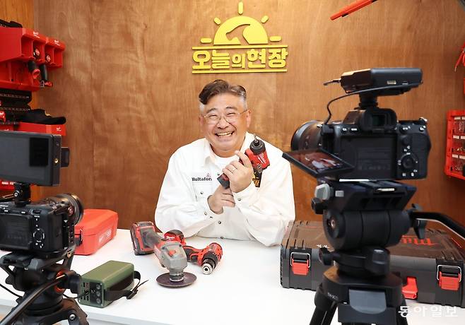 드라마 ‘가을동화’ OST를 불렀던 가수 윤창건 씨(53)가 전동드릴을 들고 사회관계망서비스(SNS) 채널 ‘오늘의 현장’에 올릴 영상을 촬영 중이다. 전영한 기자 scoopjyh@donga.com