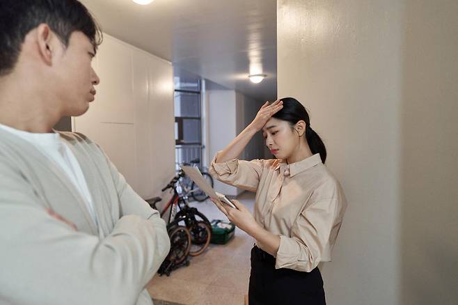 전세 계약 해지 이후 보증금 반환 문제로 갈등을 겪는 임차인과 임대인 모습. 계약이 종료됐더라도 보증금을 돌려받지 못하면 퇴거가 어려울 수 있다. 사진=게티이미지뱅크