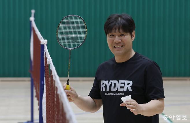 김대수 아워스포츠네이션 대표가 서울 양천구 양동중학교 체육관에서 라켓과 셔틀콕을 들고 미소짓고 있다. 변영욱 기자 cut@donga.com