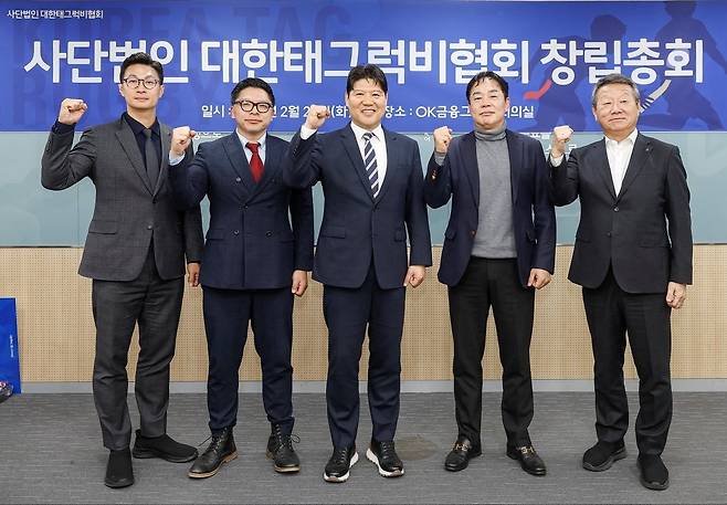 김대수 대표(가운데)가 대한태그럭비협회 창립 총회에서 최윤 전 대한럭비협회 회장(오른쪽) 등과 카메라 앞에 섰다. 김대수 대표 제공.
