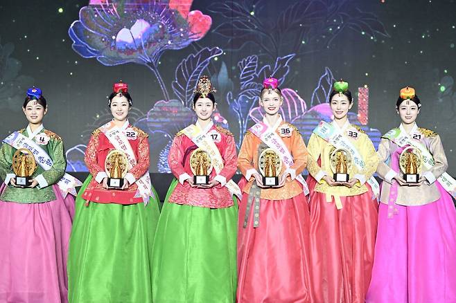 제96회 남원 춘향제 ‘글로벌 춘향선발대회’ 수상자들. 왼쪽부터 정 김도현,  선 이소은, 진 김하연, 미  리나, 숙 김서원, 현 이현아 씨 순. 뉴스1