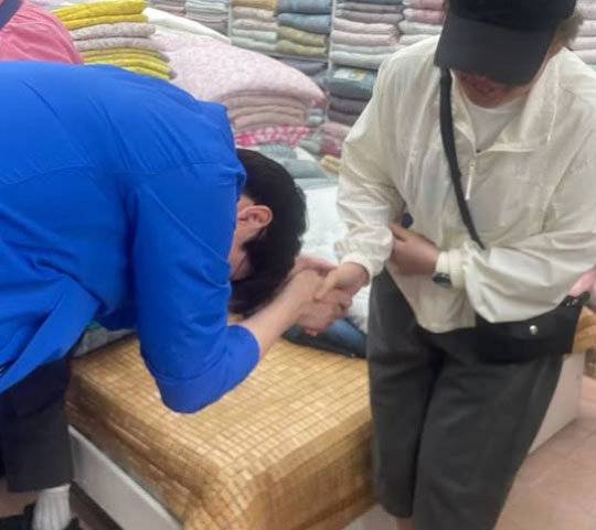 하정우 전 청와대 AI미래기획수석이 부산 북구 구포시장에서 주민과 인사를 나누고 있다. 하 전 수석 인스타그램 갈무리