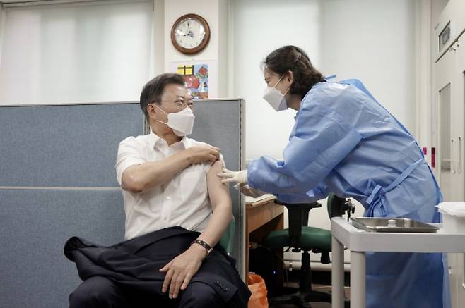 만능 백신의 등장은 다가올 신종 전염병의 유행 판도를 바꿀 수 있다. 2021년 4월 30일, 문재인 당시 대통령이 서울 종로구 보건소에서 코로나바이러스 감염증(코로나19) 백신 2차 접종을 하고 있다. 동아일보 제공