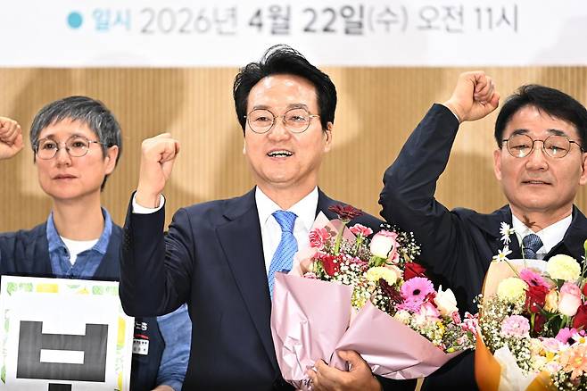 6·3 지방선거 경기도교육감 선거의 진보 진영 단일후보로 선출된 안민석 예비후보가 22일 경기 수원시 경기도의회에서 기자회견을 마친 뒤 파이팅을 외치고 있다. 뉴시스